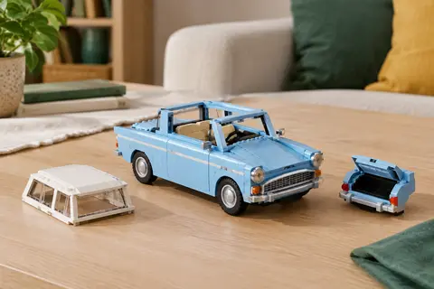 Ford Anglia volante LEGO en briques, avec toit amovible et coffre ouvrant, présentée sur une table en bois clair.