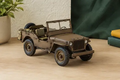 Maquette marron de Jeep SAS britannique à l’échelle 1:35 posée sur une table en bois clair