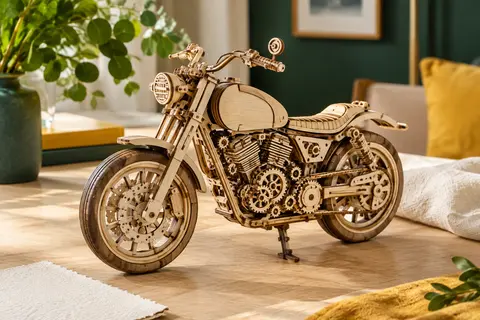 Maquette de moto 3D en bois Wood Trick, avec engrenages, posée sur une table claire dans un intérieur lumineux.